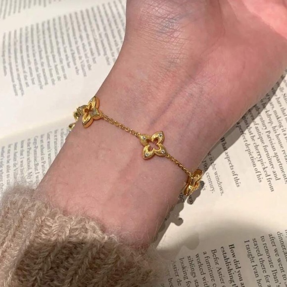 Elegant Gold Star Bracelet A1539 - Picture 2 of 5
